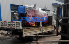 福瑞得機(jī)械座駕壓路機(jī)，路面開槽機(jī)成功裝車及時(shí)發(fā)貨
