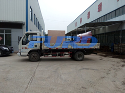 福瑞得機(jī)械瀝青灌縫機(jī)，手扶雙輪壓路機(jī)裝車成功及時(shí)發(fā)貨